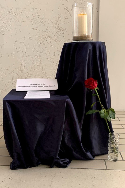 Die im Text beschrieben Stele mit Kerze und Blume ist abgebildet.