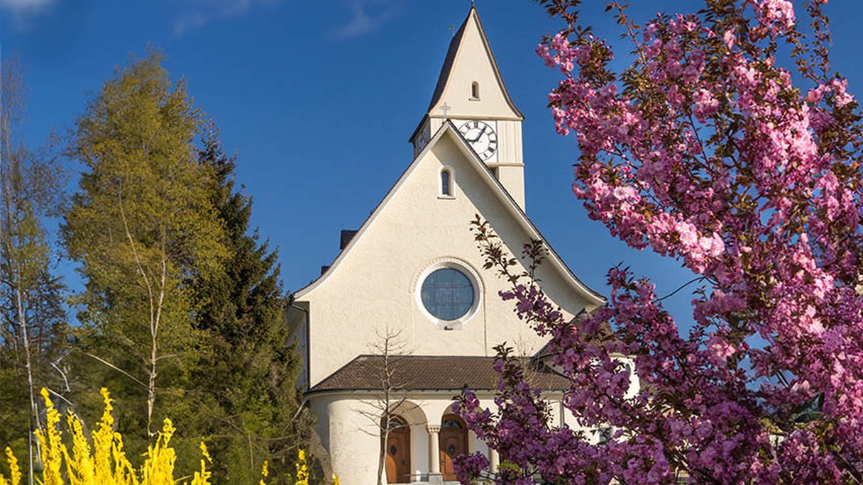 Aussenansicht der katholischen Kirche Richterswil.