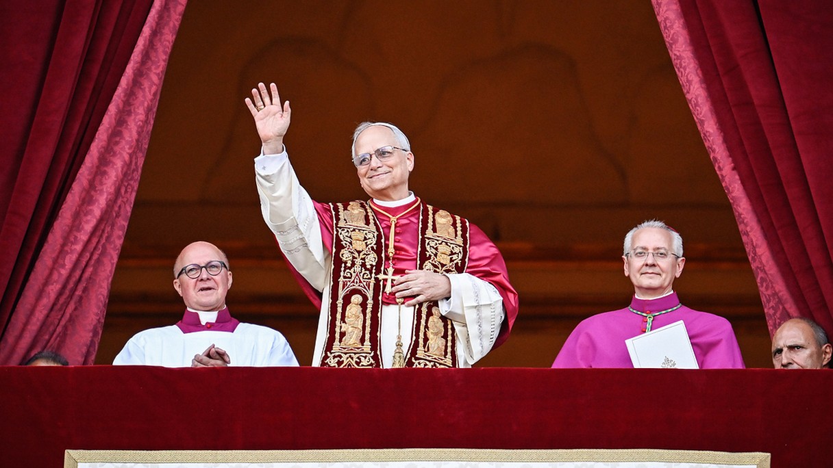 Robert Francis Prevost nach seiner Wahl zum Papst auf der Loggia am 8. Mai 2025.
