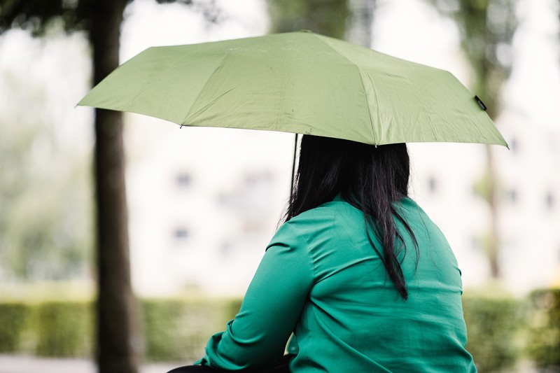 Mensch von hinten mit Regenschirm