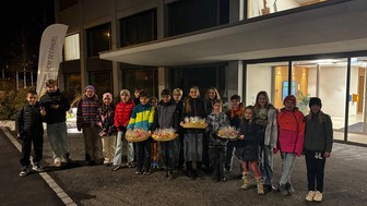 Gruppenbild Kinder vor dem Altersheim