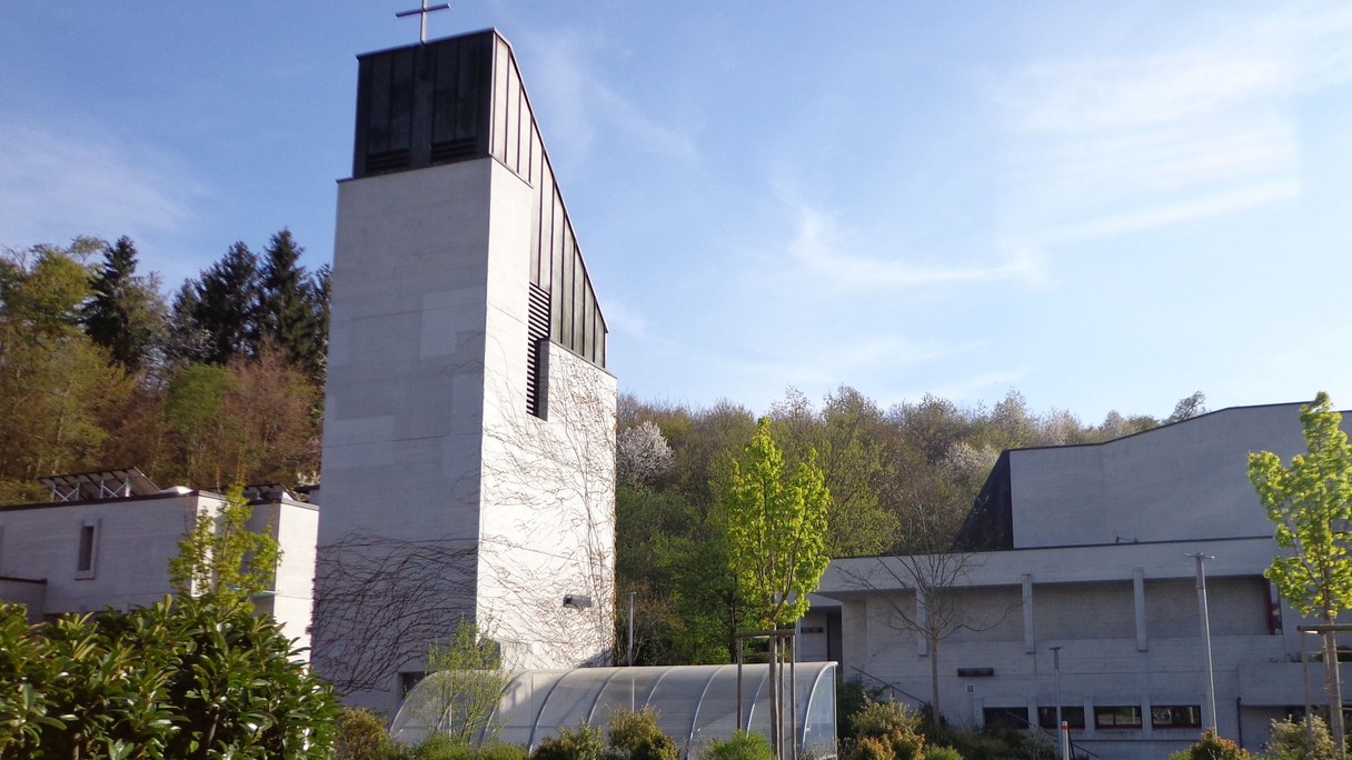 Kirchturm St. Martin gegen blauen Himmel
