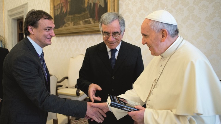 Autor Andreas Englisch begrüsst Papst Franziskus im Vatikan in Rom.