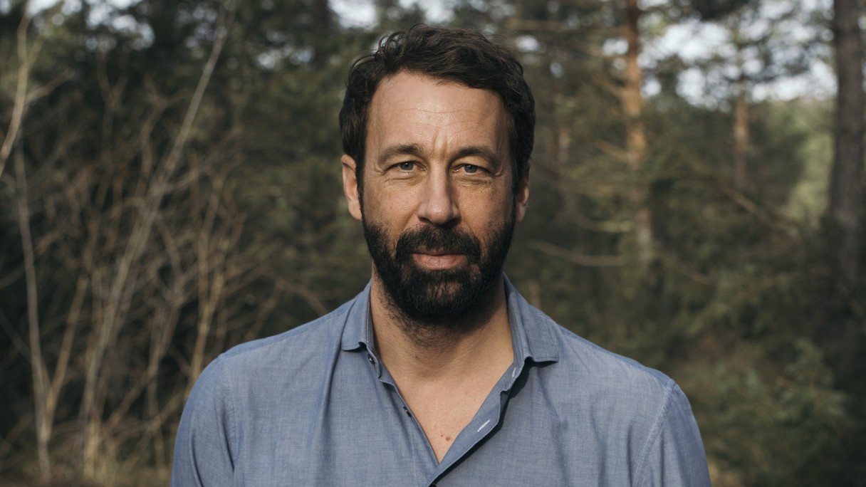 Porträt von Tobias Haberl draussen in der Natur
