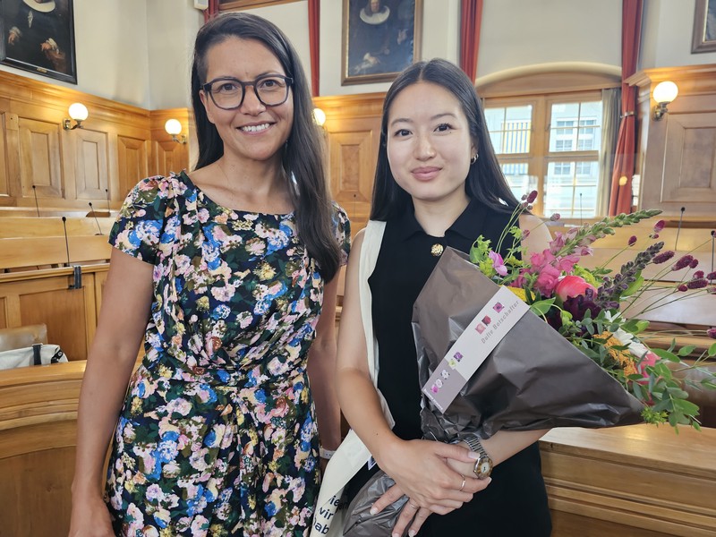 Preisträgerin Céline Mach (rechts im Bild) und Dana Sindermann, Laudatorin.