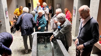 In der Heilquelle in Luthernbad die Senioren beim Hand und Fussbad