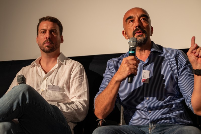 Jan Tschannen von der Linsi Foundation und Davide Naggi, Landesdirektor des HEKS in Uganda, sitzen nebeneinander auf einem Podium.