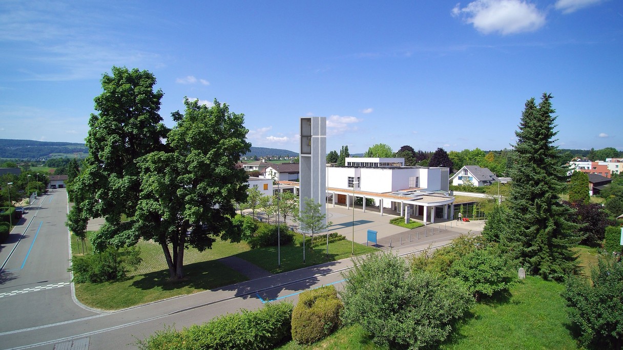 Foto der katholischen Kirche  St. Michael in Dietlikon in Vogelperspektive