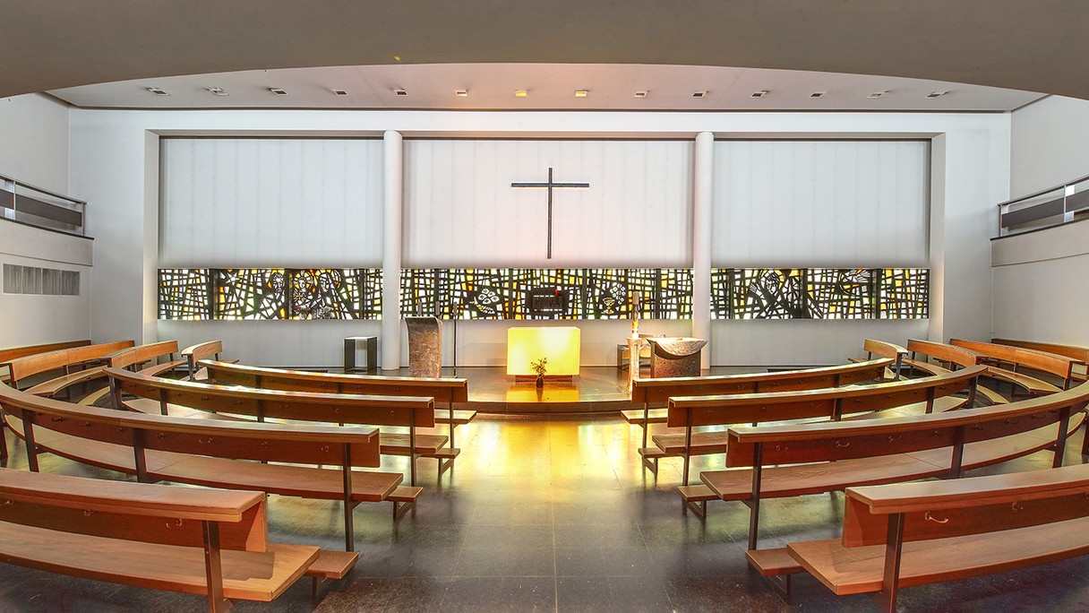 Innenraum der Kirche Sainte-Famille der französischsprachigen Mission Zürich