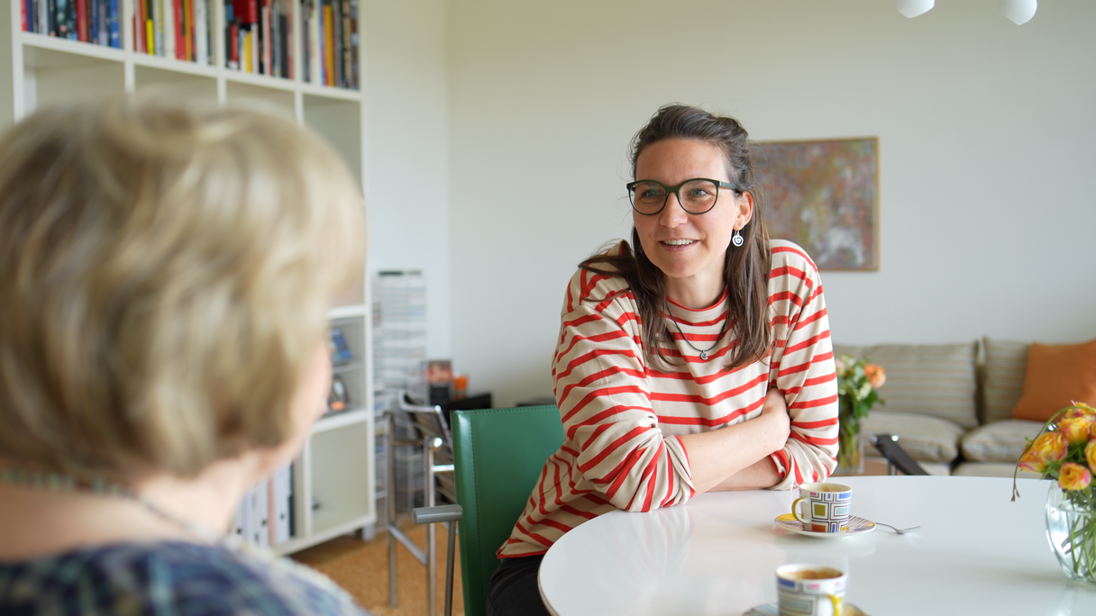 Zwei Frauen im Gespräch.