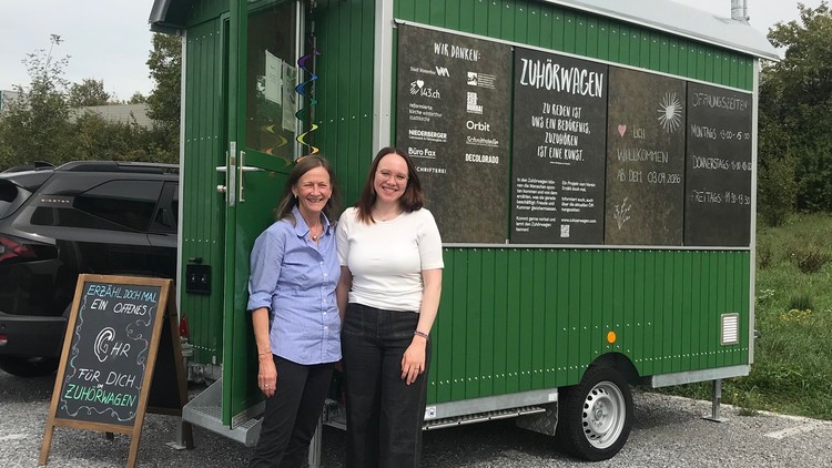 Die Gründerinnen Antje und Caren Waterholter vor dem Zuhörwagen.