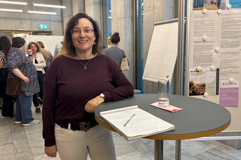 Michaele Madu, Seelsorgerin in St. Benignus in Pfäffikon Zürich steht an einem Stehtisch an einer der vier Themenstationen in der Paulus Akademie