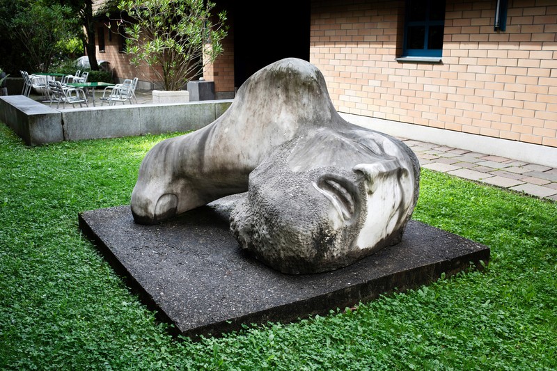 Das «Denkmal Óscar A. Romero» des Zürcher Bildhauers Josef Wyss (1922-2005) entstand 1985, kurz vor der Eröffnung des RomeroHauses im Jahr 1986.