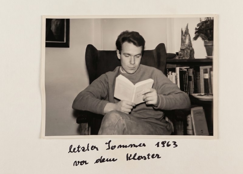 Christoph Schönborn lesend vor seinem Eintritt in den Dominikanerorden 1963.