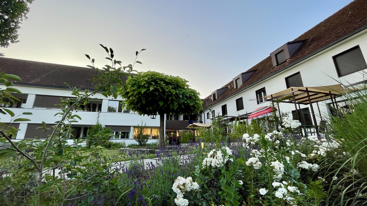 In der ehemaligen Bäuerinnenschule beim Kloster Fahr leben nun mehrere Generationen zusammen.