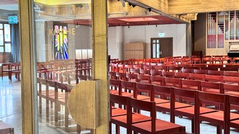 Eingang Kirche und Saal der Pfarrei St. Urban
