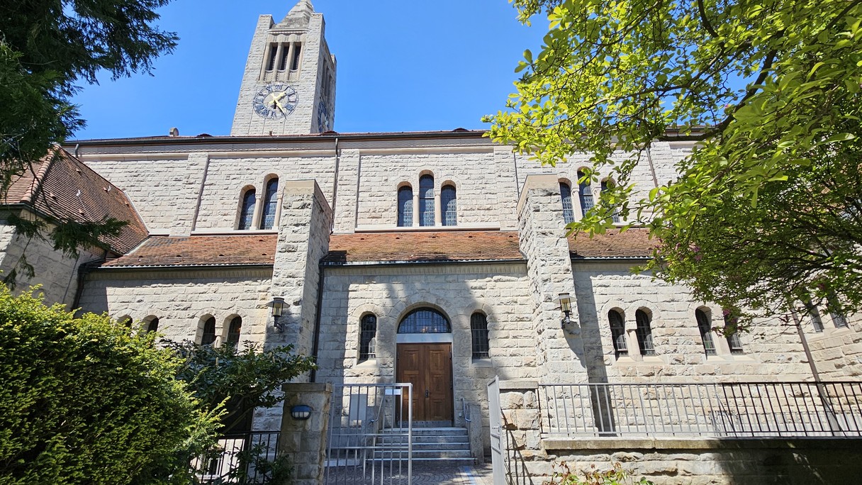 Kirchenansicht aussen Turmuhr