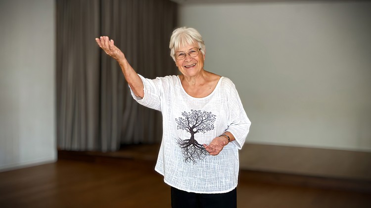 Brigitta Biberstein bei einer Tanzgebärde