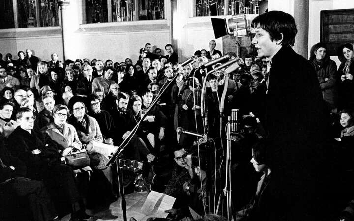 1969: Dorothee Sölle beim «Politischen Nachtgebet» in der Antoniterkirche in Köln.