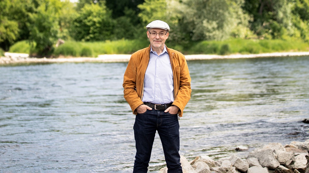 Christian Rutishauser steht an der Limmat.