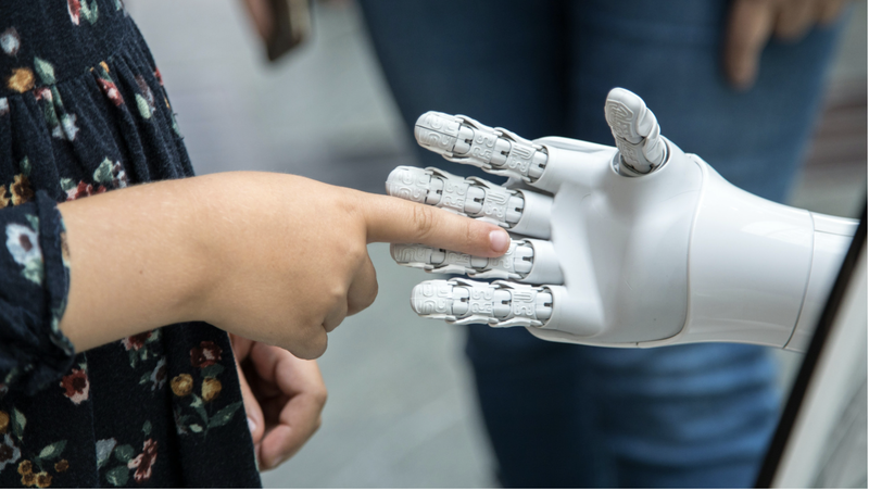 Eine menschliche und eine Roboter-Hand