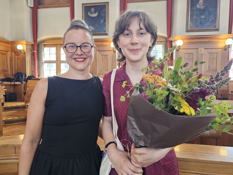 Lioba Wachter (rechts) zusammen mit Laudatorin Adrienne Hoch ermöglicht spezielle Erinnerungen an Verstorbene.