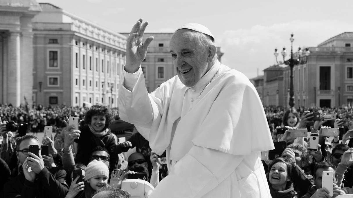 Papst Franziskus fährt durch die Menge.