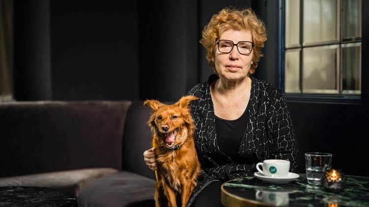 Zora del Buono mit ihrer Hündin Natalina in einem Zürcher Café