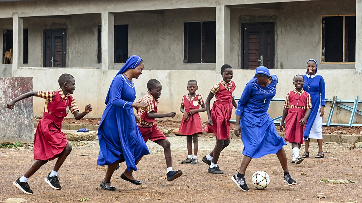 Kinder spielen 2024 gemeinsam mit Ordensschwestern Fussball im Hof der Schule «Maryland» nahe Gushiegu (Ghana).