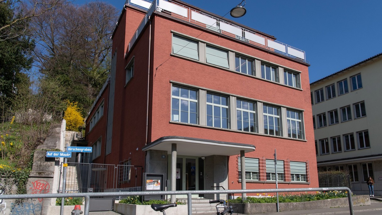 Frontansicht 3-stöckiges Haus aki, rot, grosse Fenster, 3. Stock Terrasse