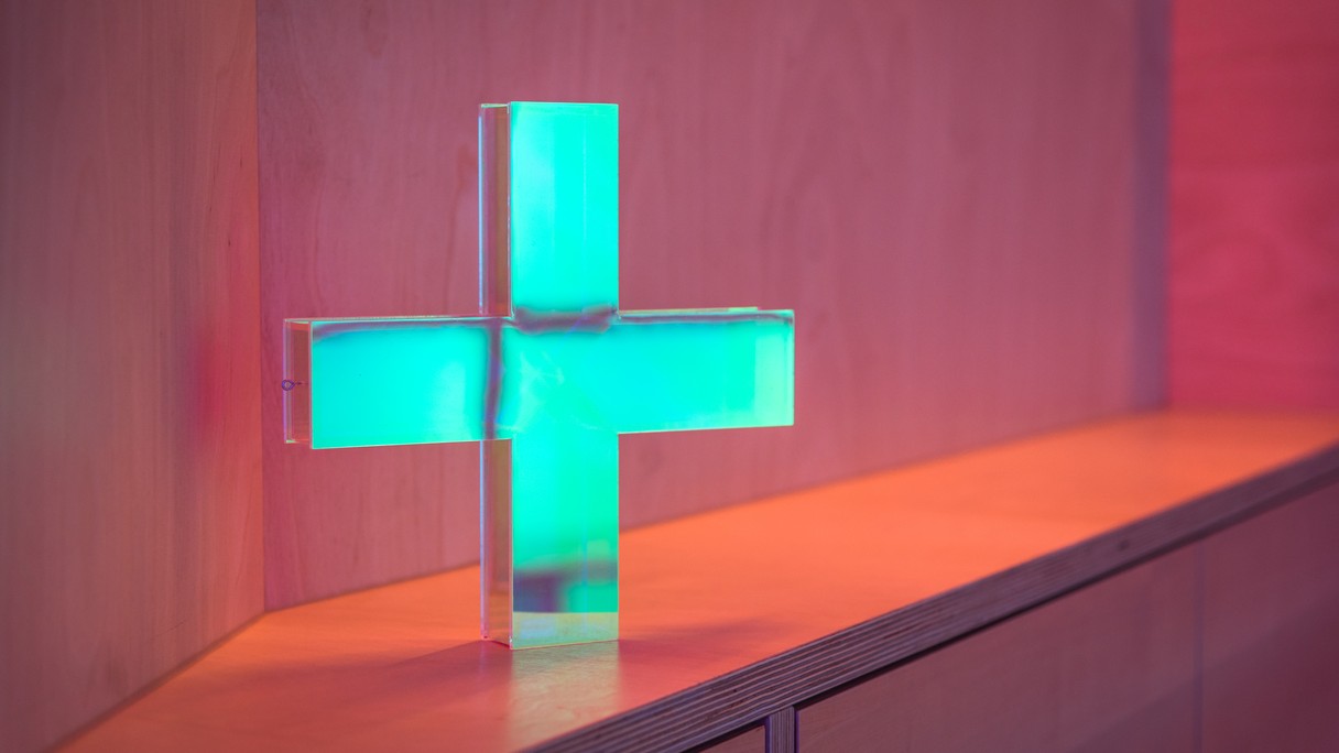 türkis transparentes Kreuz in der Kapelle der Psychiatrie Clienia Schlössli
