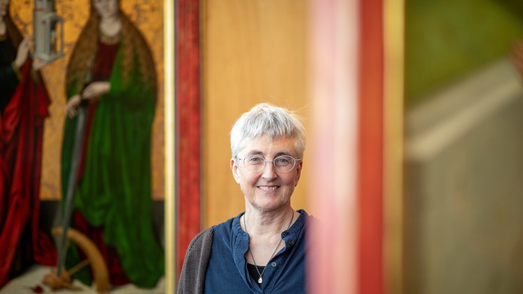 Sibyl Kraft vor einem Gemälde