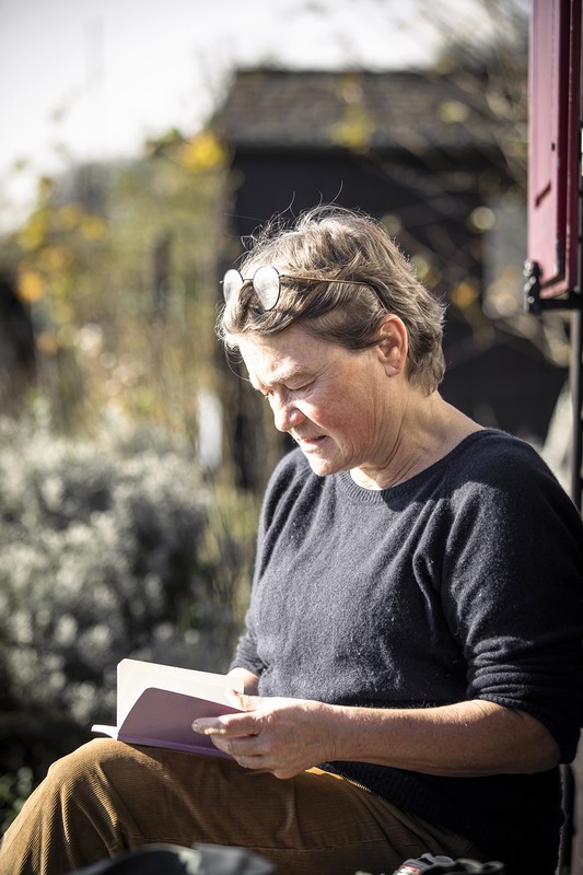 Annette verbringt gern Zeit im Garten, auch ohne etwas zu tun.