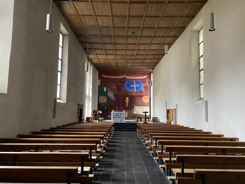 Die Propstei-Kirche bis vor kurzem, bevor Pater Martin in die Propstei kam: Kirchenbänke und Altar sind starr nach vorne ausgerichtet.