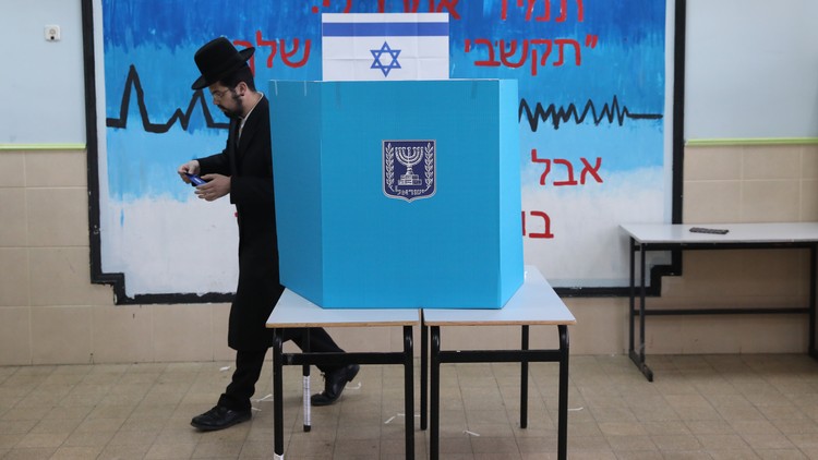 Ein ultraorthodoxer jüdischer Mann bei der Stimmabgabe in Jerusalem während der israelischen Parlamentswahlen am 9. April 2019.